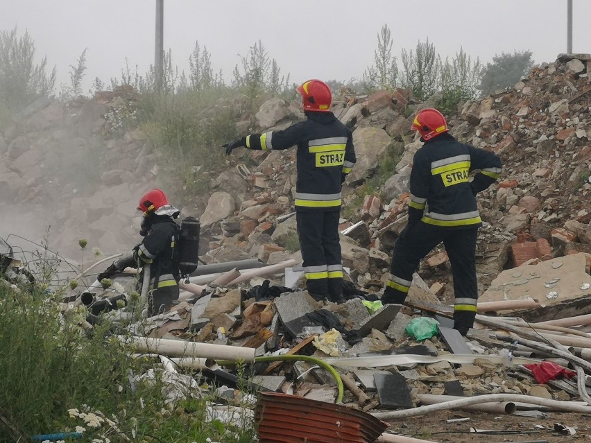 Pożar w Gdańsku Oruni 23.07.2019. Ogniem zajęły się pozostałości materiałów budowlanych i rury PCV. Pożar szybko został ugaszony 