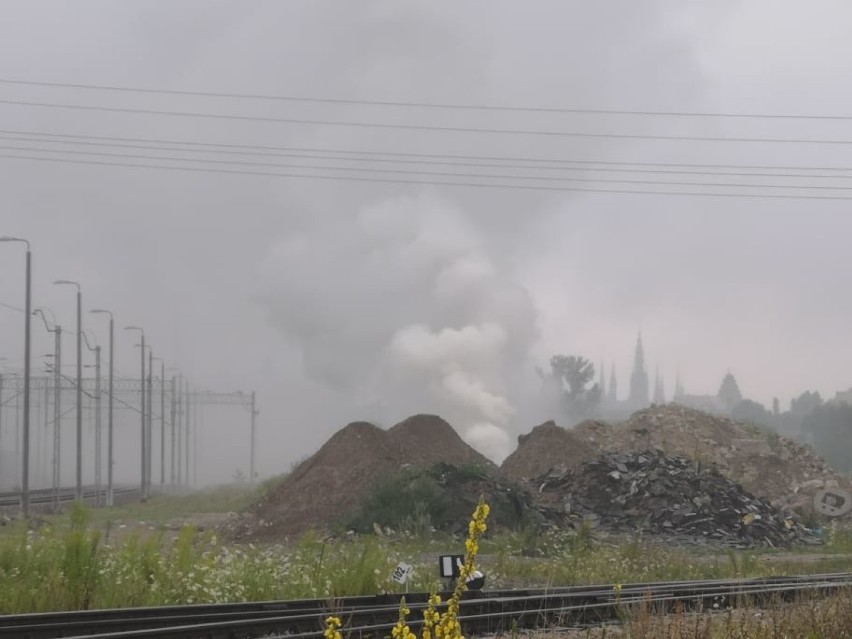Pożar w Gdańsku Oruni 23.07.2019. Ogniem zajęły się pozostałości materiałów budowlanych i rury PCV. Pożar szybko został ugaszony 