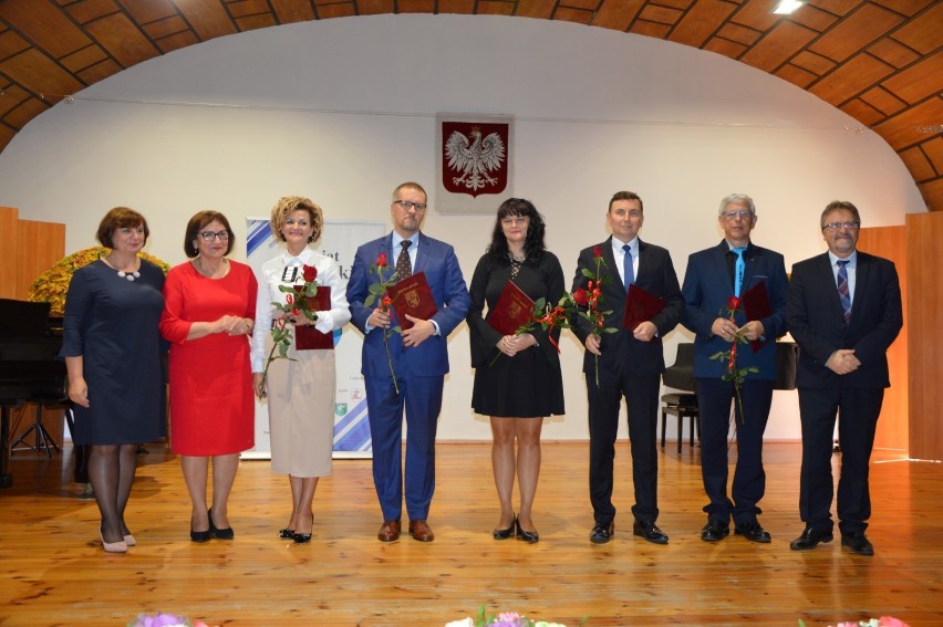 Z okazji Dnia Edukacji Narodowej starosta nagrodziła uczniów, nauczycieli i dyrektorów