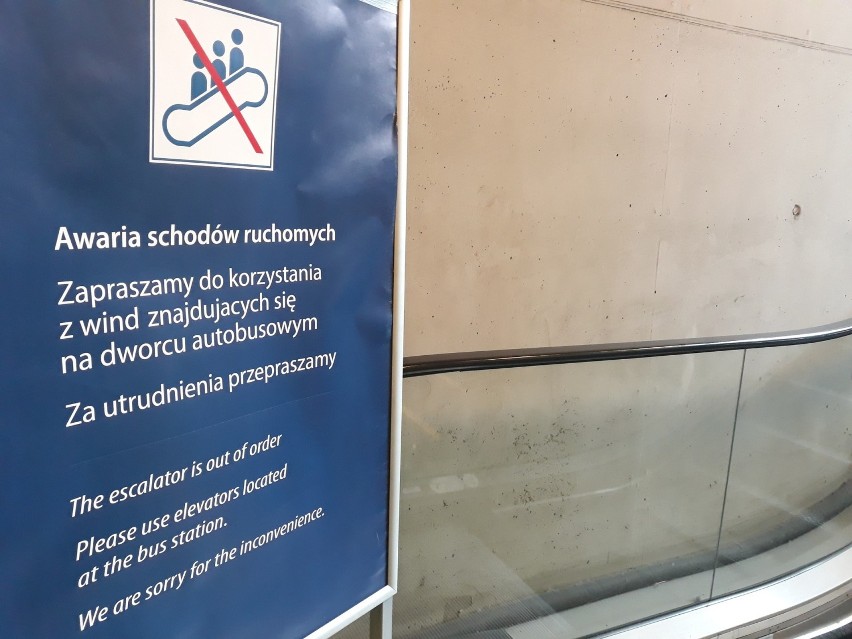Katowice: Na dworcu nic się nie dzieje. Stoją schody, winda, chodnik [ZDJĘCIA]