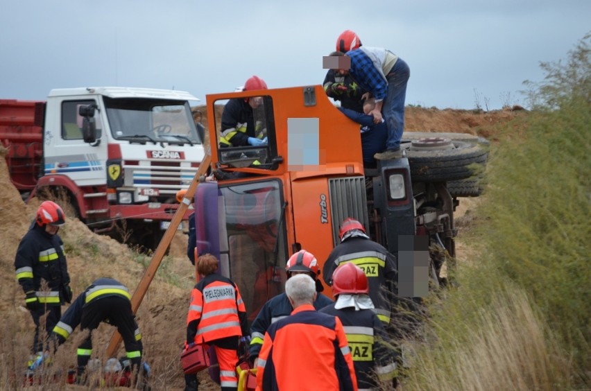 Ciężarowe Iveco przewróciło się  na szutrowej drodze. Kierowca został ranny ZDJĘCIA