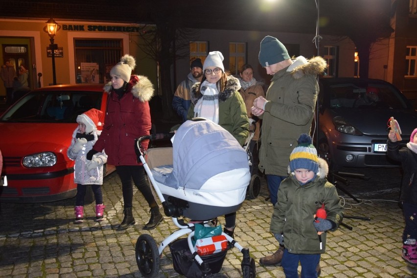 Zbąszyń: Na miejskiej choince powieszono ozdoby i zapalono lamki - 6 grudnia 2019