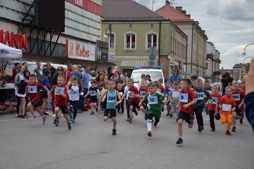 Pętla Wieluńska 2022. Tłumy przedszkolaków pobiegły wokół placu Legionów