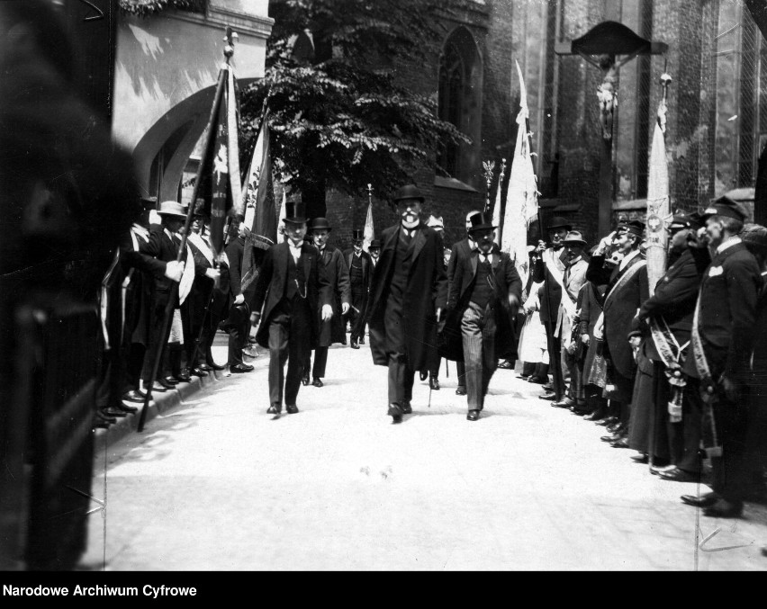 Prezydent Stanisław Wojciechowski (w środku) wychodzi z kościoła