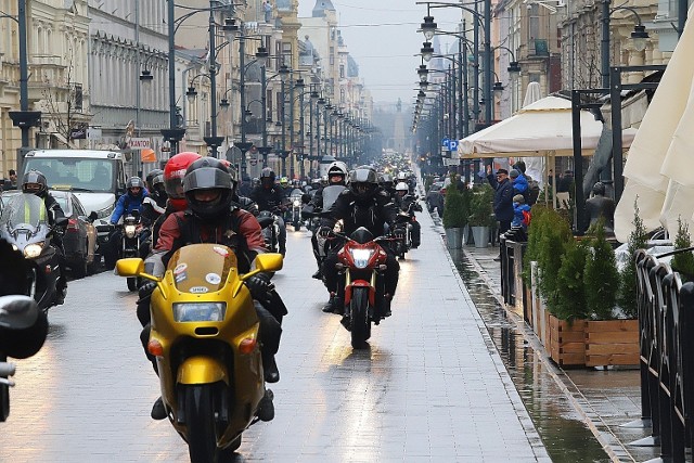 Około tysiąca motocyklistów nie dało zniechęcić się pogodzie i wzięło udział w sobotnim otwarciu sezonu motocyklowego w Łodzi