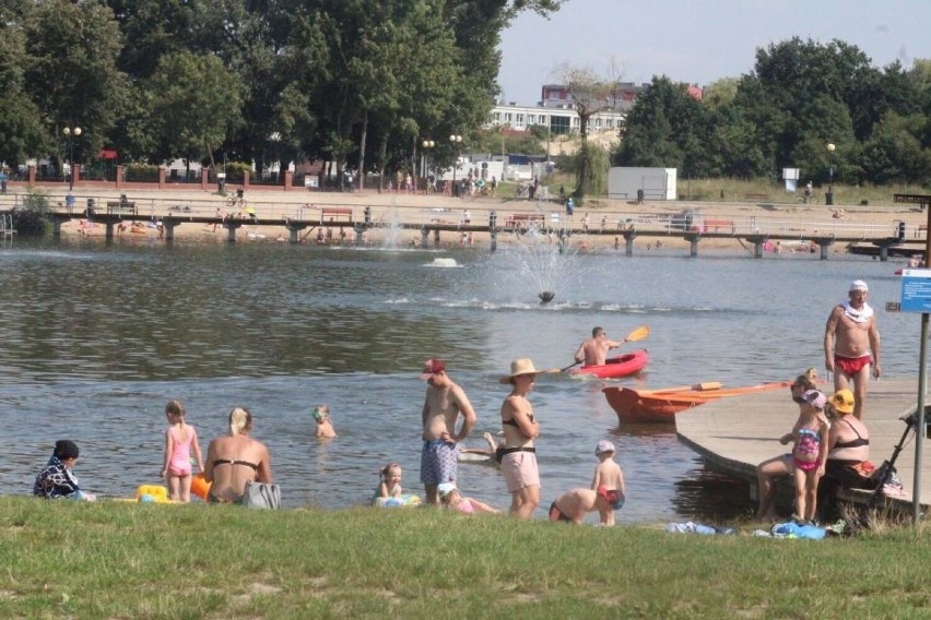 Nad zalewem Borki w Radomiu mieszkańcy szukają ochłody. W upalny poniedziałek plaża była pełna. Zobacz, jak odpoczywają radomianie