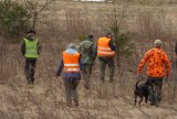 Profilaktyczna akcja koła łowieckiego "Darz Bór". Myśliwi przeczesują lasy i szukają wnyków, które są niebezpieczne dla zwierząt i ludzi