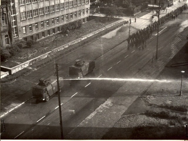 Walki uliczne na ulicach Radomia. Widać szpaler milicji idący dawną ulicą 1 maja, starcia były też na pobliskiej ul. Żeromskiego.