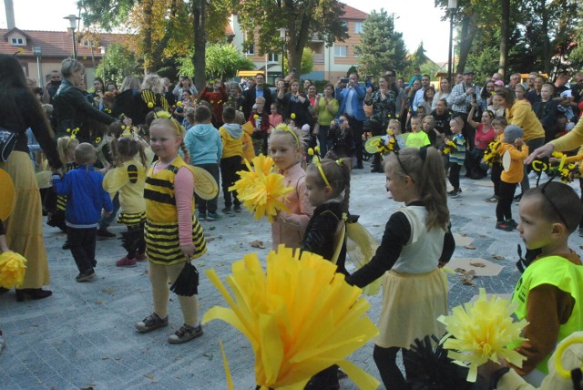 LIPNO. Festyn ekologiczny zdominowały małe pszczółki z Zespołu Szkolno-Przedszkolnego w Lipnie. Tak otwarto odnowiony park
