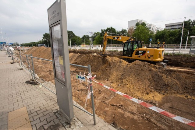 Z ulicy Kosmonautów zniknęło stare torowisko, zrobi ono miejsce dla budowy nowej dwupasmowej drogi pomiędzy Leśnicą a centrum miasta