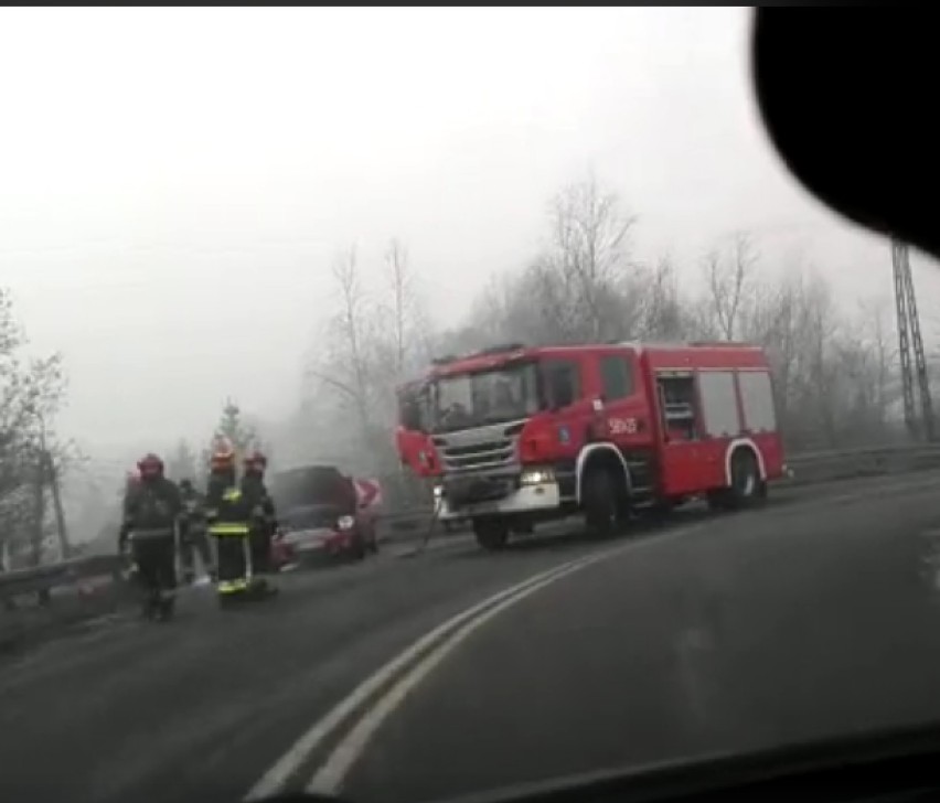 Płonącym samochodem zajęli się strażacy