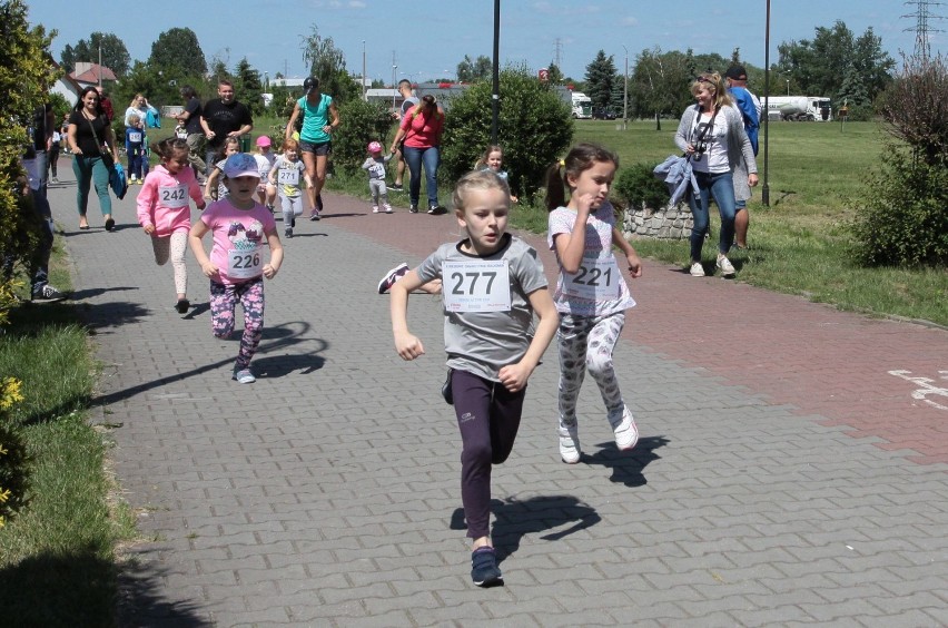 Bieg dzieci nad zalewem Borki w Radomiu.