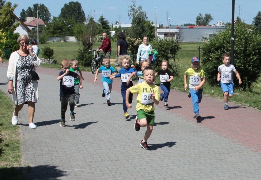 Bieg dzieci nad zalewem Borki w Radomiu.