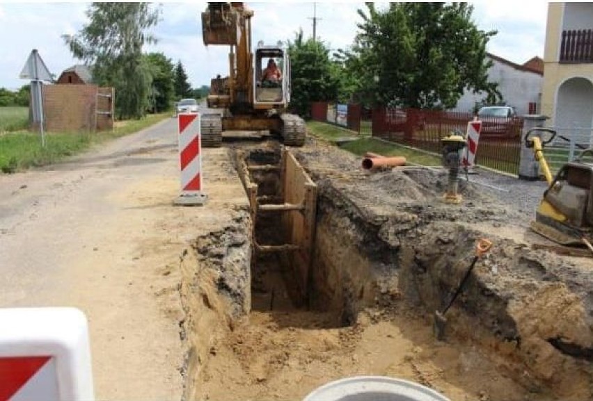 Pierwsza nitka kanalizacyjna w gminie Biała powstała jeszcze przed budową oczyszczalni - w ramach przebudowy drodi powiatowej Biała-Czastary