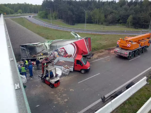 Wypadek na S8 koło Tomaszowa Maz. Samochód ciężarowy