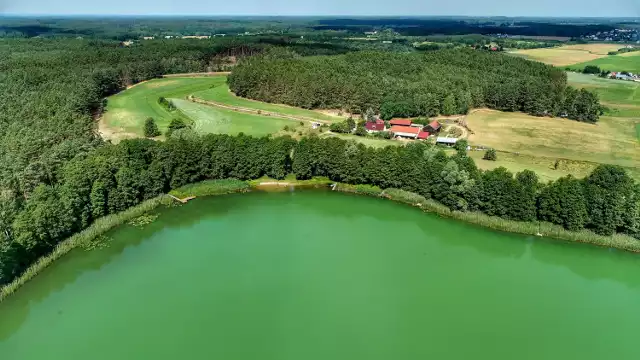 Jezioro Chłop z lotu ptaka prezentuje się wyjątkowo!