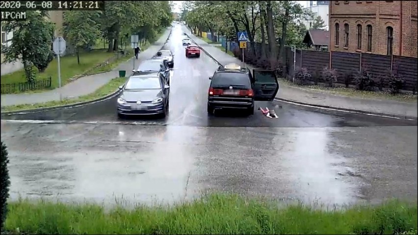 Chłopiec wypadł z samochodu na zakręcie. Zdarzenie nagrała kamera