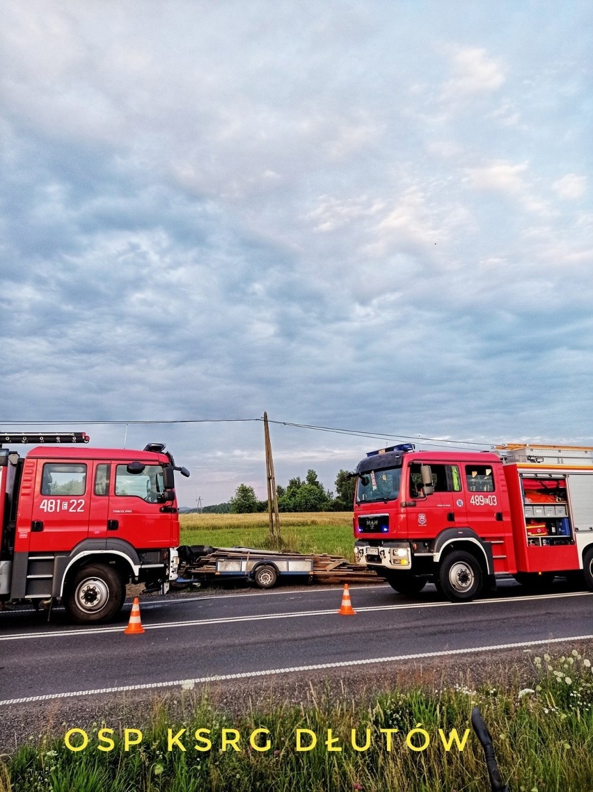 Wypadek w Dłutowie. Samochód leżał w rowie, na boku ZDJĘCIA