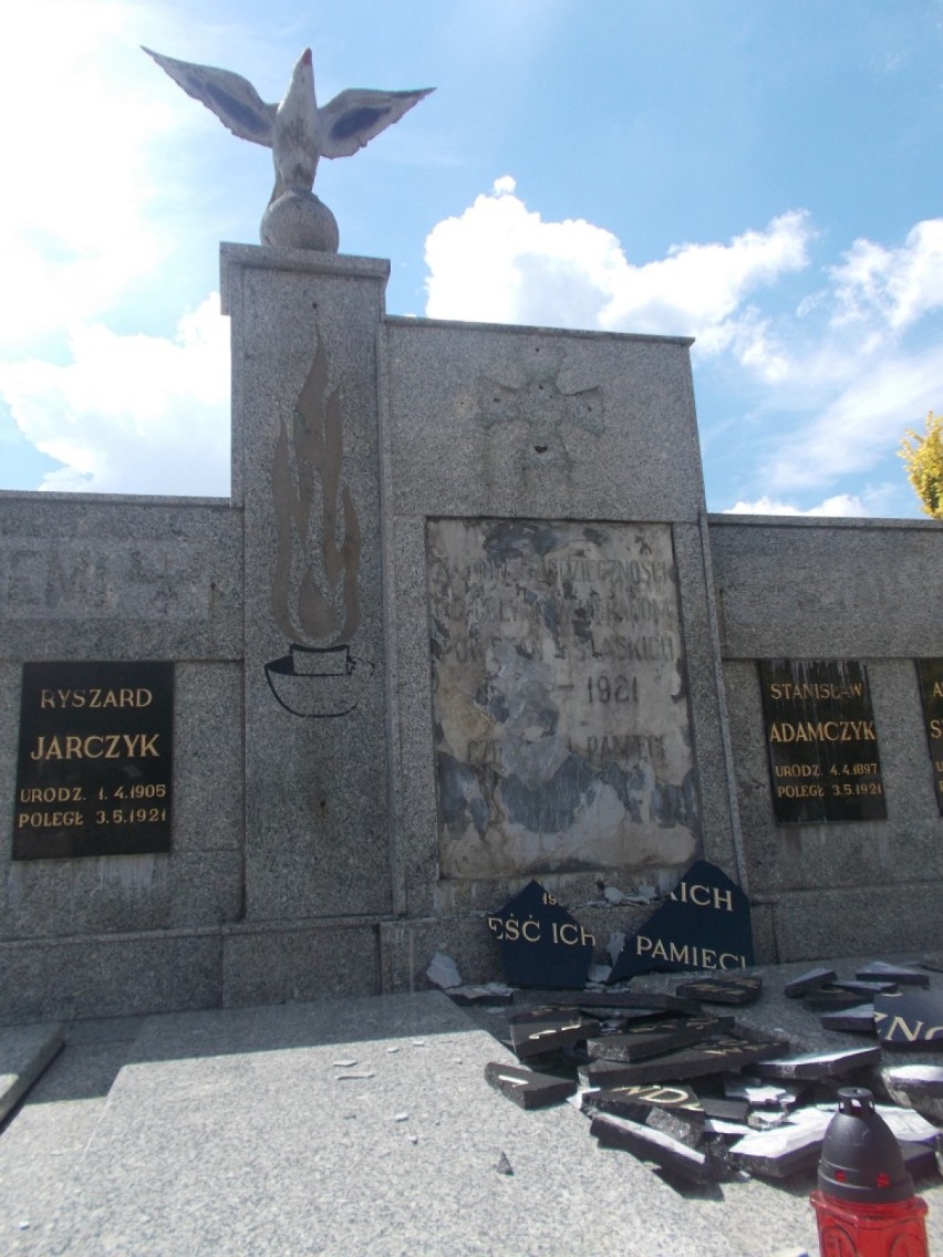 Zdewastowany pomnik w Łaziskach