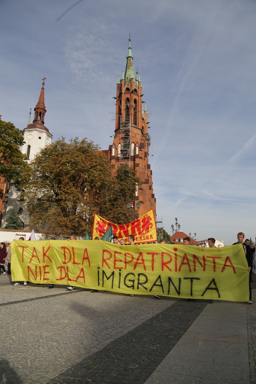 Marsz przeciwników imigrantów w Polsce, przeszedł ulicami...