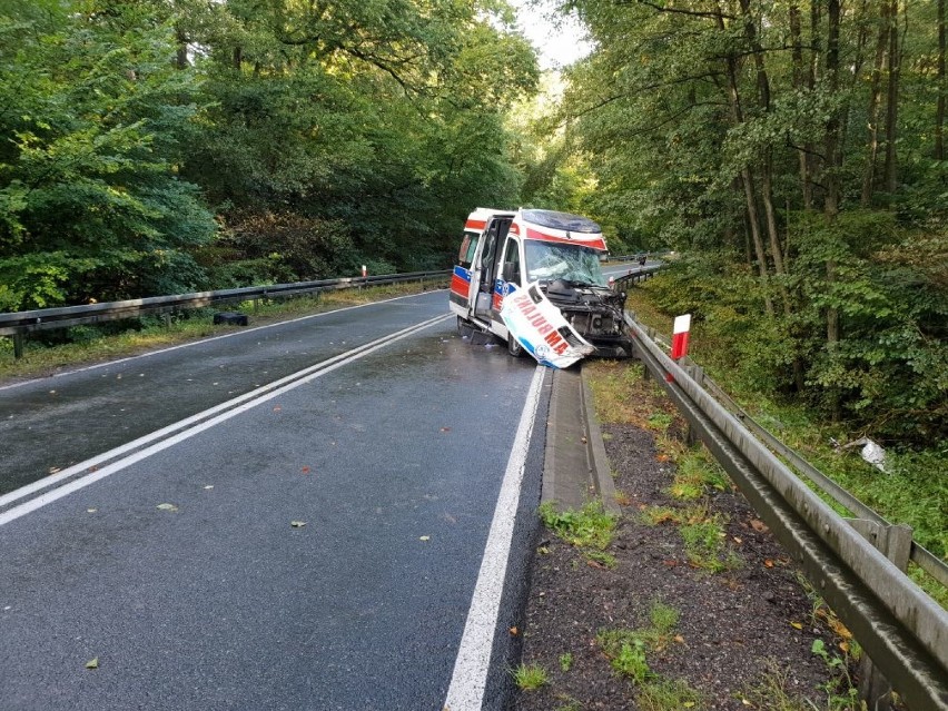 Między Węgorzynem a Chociwlem TIR wjechał w karetkę pogotowia. Dwie osoby ranne. Droga jest zablokowana 