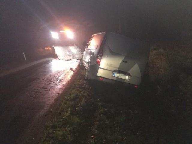 Samochód na polecenie policji odholowała pomoc drogowa.