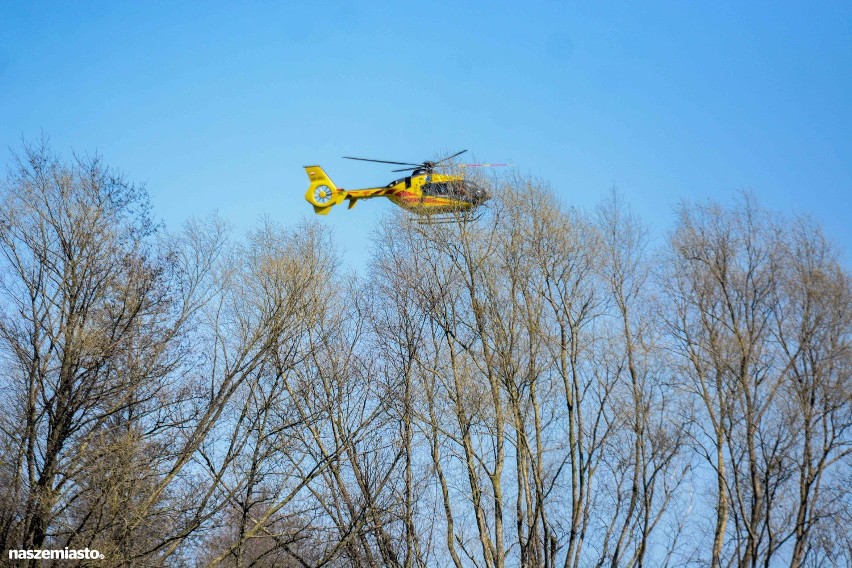 Śmigłowiec LPR lądował w Nowym Błonowie pod Grudziądzem. Zabrał do szpitala poparzone dziecko [zdjęcia, wideo]