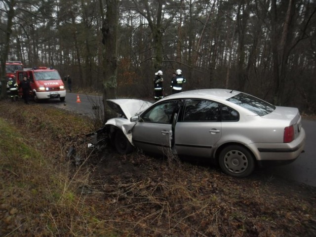 Wypadek w Wilkowyi: Wypadł z drogi i uderzył w drzewo