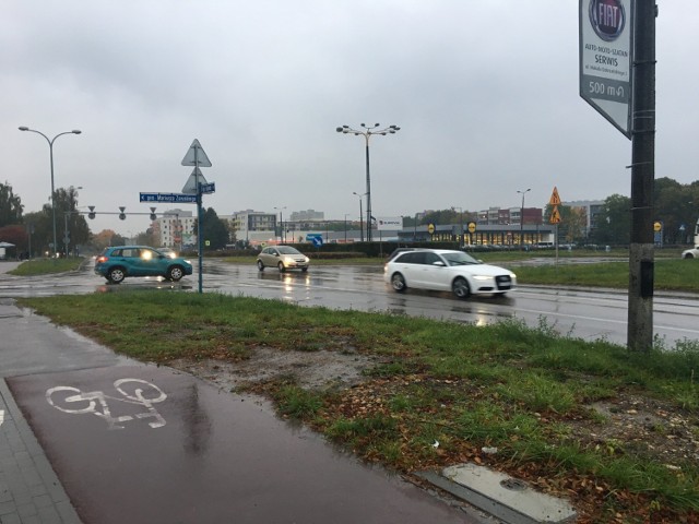 Trwają przygotowania do przebudowy ronda Jana Pawła II w ramach budowy nowej linii tramwajowej. Mieszkańcy obserwowali wycinkę drzew. 

Zobacz kolejne zdjęcia. Przesuń w prawo - wciśnij strzałkę lub przycisk NASTĘPNE