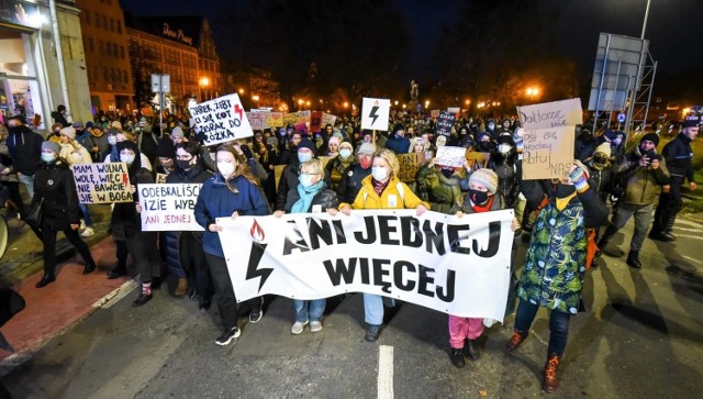 Protest "Ani jednej więcej" na ulicach Gdańska. Marsz dla Izy, zmarłej w 22 tygodniu zagrożonej ciąży