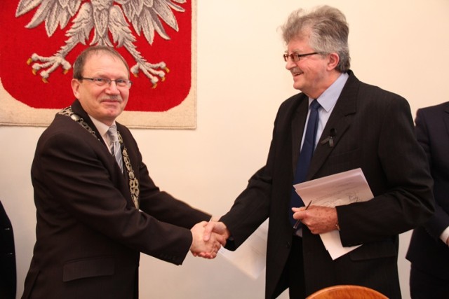 Kazimierz Cichoń (z prawej) odbiera gratulacje od przewodniczącego Bolesława Moniuszko