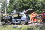 Toruń. Wypadek przy ul. Twardej po policyjnym pościgu. 37-latek rozbił auto na drzewie na osiedlu Grębocin [ZDJĘCIA]