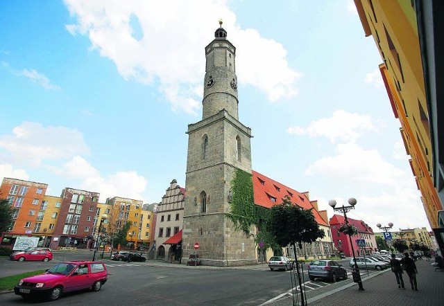 Ratusz w Lwówku Śląskim dziś prezentuje się okazale. Z tej wieży dawnego Domu Kupców skoczyli Pura i Surec