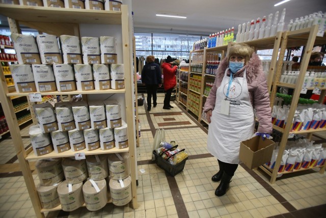 Tak w dniu otwarcia wyglądał sklep socjalny w Katowicach. Zobaczcie niektóre produkty i ich ceny. 

Zobacz kolejne zdjęcia. Przesuń zdjęcie w prawo - wciśnij strzałkę lub przycisk NASTĘPNE