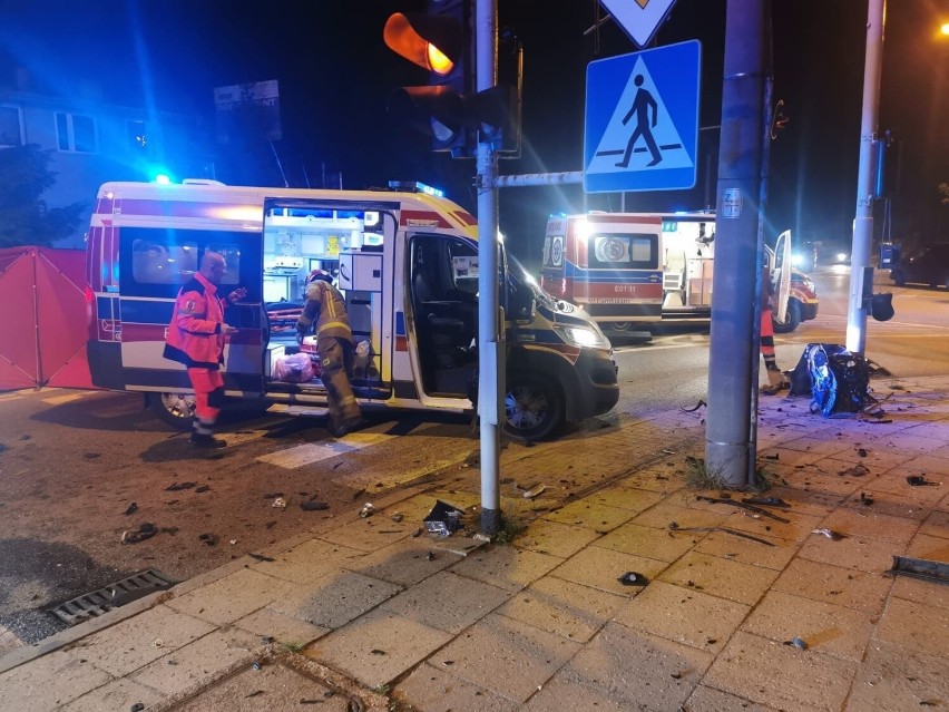 Śmiertelny wypadek na ul. Ozorkowskiej w Zgierzu. 27-letni mężczyzna wypadł z auta po uderzeniu w sygnalizator.