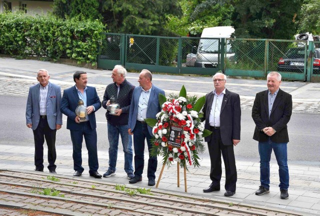 Przed starachowickim Pomnikiem Niepodległości kwiaty składa delegacja związkowców z „Solidarności”. Więcej na kolejnych zdjęciach.
