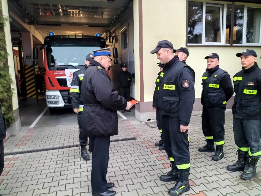 Nowi strażacy w Wągrowcu. Trójka funkcjonariuszy zakończyła okres przygotowawczy