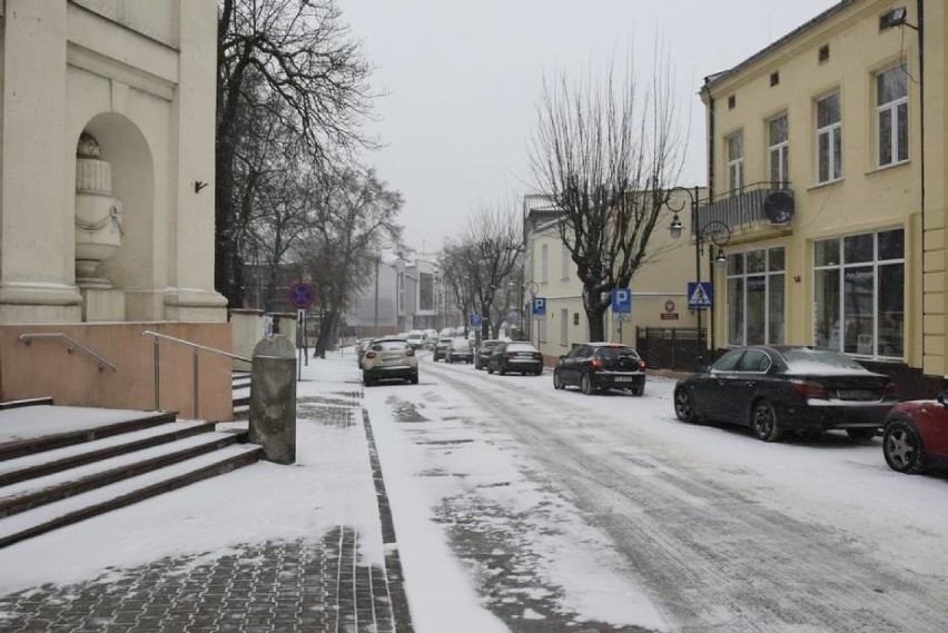 Ma być ślisko na drogach. Pojawiły się ostrzeżenia dla kierowców