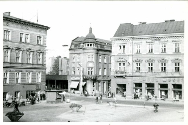 Plac Bolesława Chrobrego. W latach 50. ub. wieku nie wybralibyśmy się na pyszne lody do Delicji - wówczas mieścił się tam sklep SAM