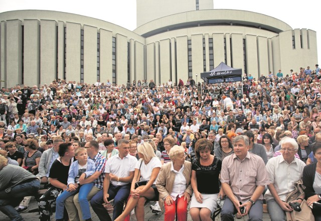 Koncerty przy amfiteatrze koło Opery Nova gromadzą co niedzielę rzesze słuchaczy