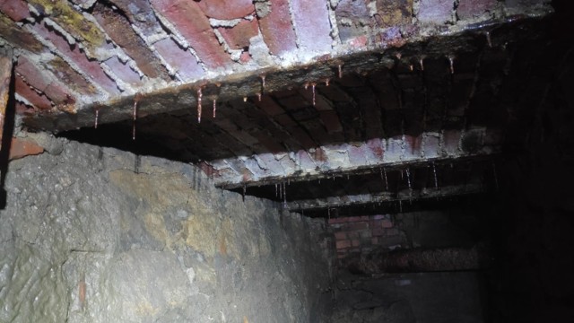 Tym razem na budowie obwodnicy Wałbrzycha znaleziono tajemniczy  tunel. Znajduje się pod wyburzonym separatorem. Gdzie prowadzi i po co został wykonany?