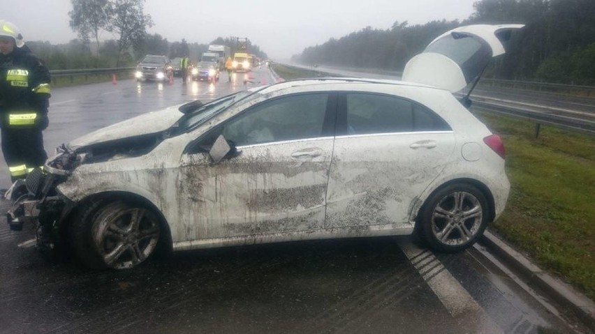 Mercedes dachował na autostradzie A4