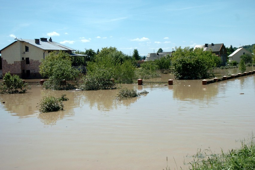 Wielka powodziowwa fala 11 lat temu zalała Jasło. Zobaczcie, jak wyglądało wtedy miasto [ZDJĘCIA]