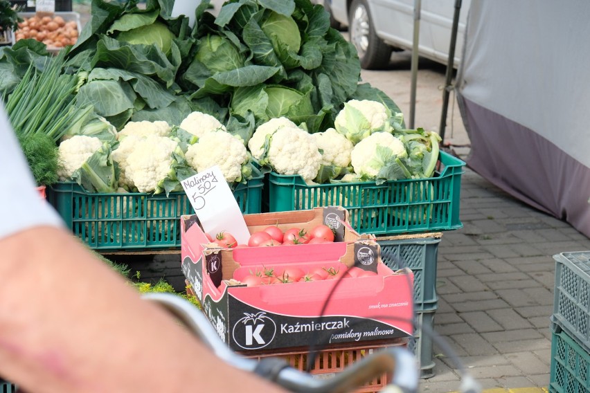Na targowisku przy ulicy Lotników w Żarach mnóstwo warzyw i...