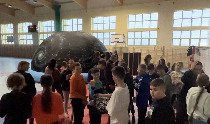 Planetobus w Szkole Podstawowej w Zdziechowie. Wszyscy możemy być astronomami!