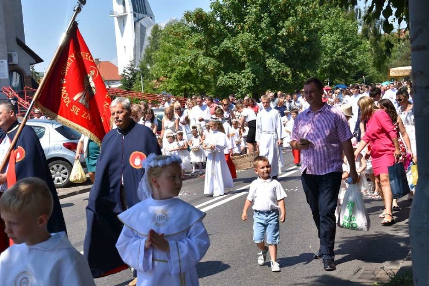 Tłumy wiernych na procesji Bożego Ciała w parafii pw. św. Wojciecha w Wągrowcu [ZDJĘCIA]