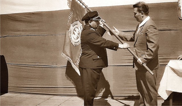 Uroczystość wręczenia sztandaru w 1964 roku