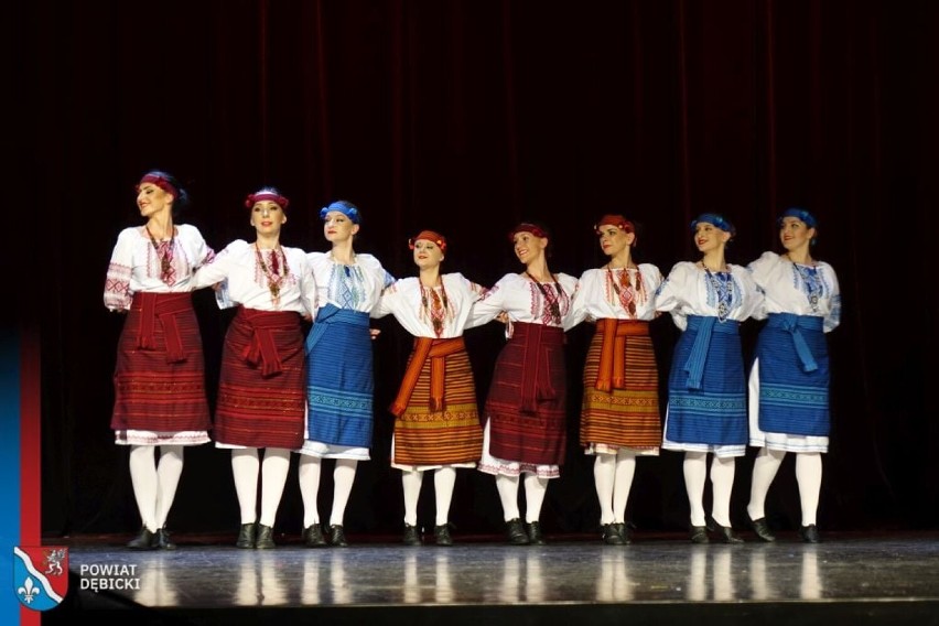 Spotkanie z folklorem w Dębicy. Dębiczanie i rzeszowiacy zatańczyli na scenie DK MORS. Zobaczcie zdjęcia!