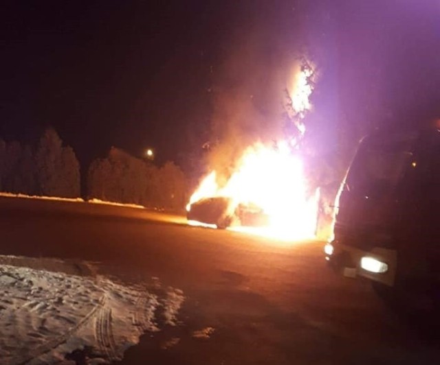 W nocy na parkingu w Mszanie Dolnej zapalił się samochód. Z BMW został tylko wrak.