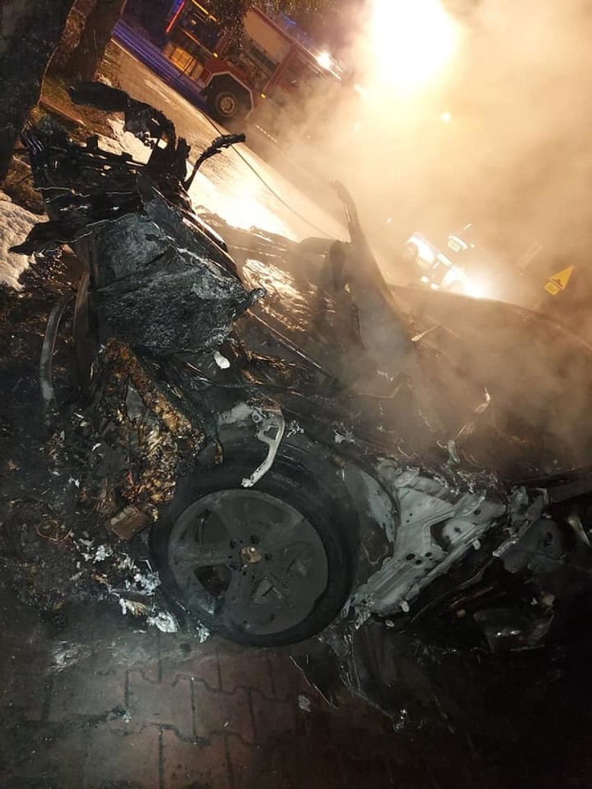 W nocy na parkingu w Mszanie Dolnej zapalił się samochód. Z...